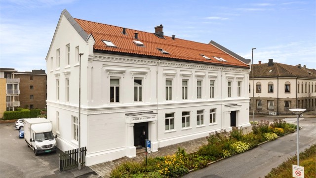 Det tidligere tinghuset er i dag blant byens mest fornemme bygninger og har i 2024 gjennomgått en flott restaurering av byggets fasade