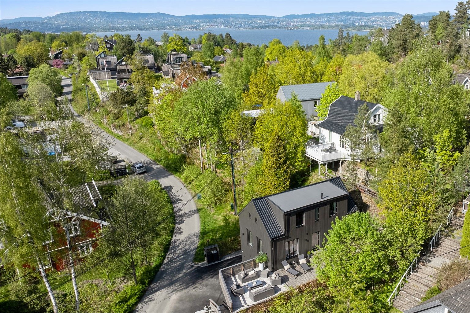 Eksklusiv enebolig, sentralt beliggende i  rolig blindvei. 