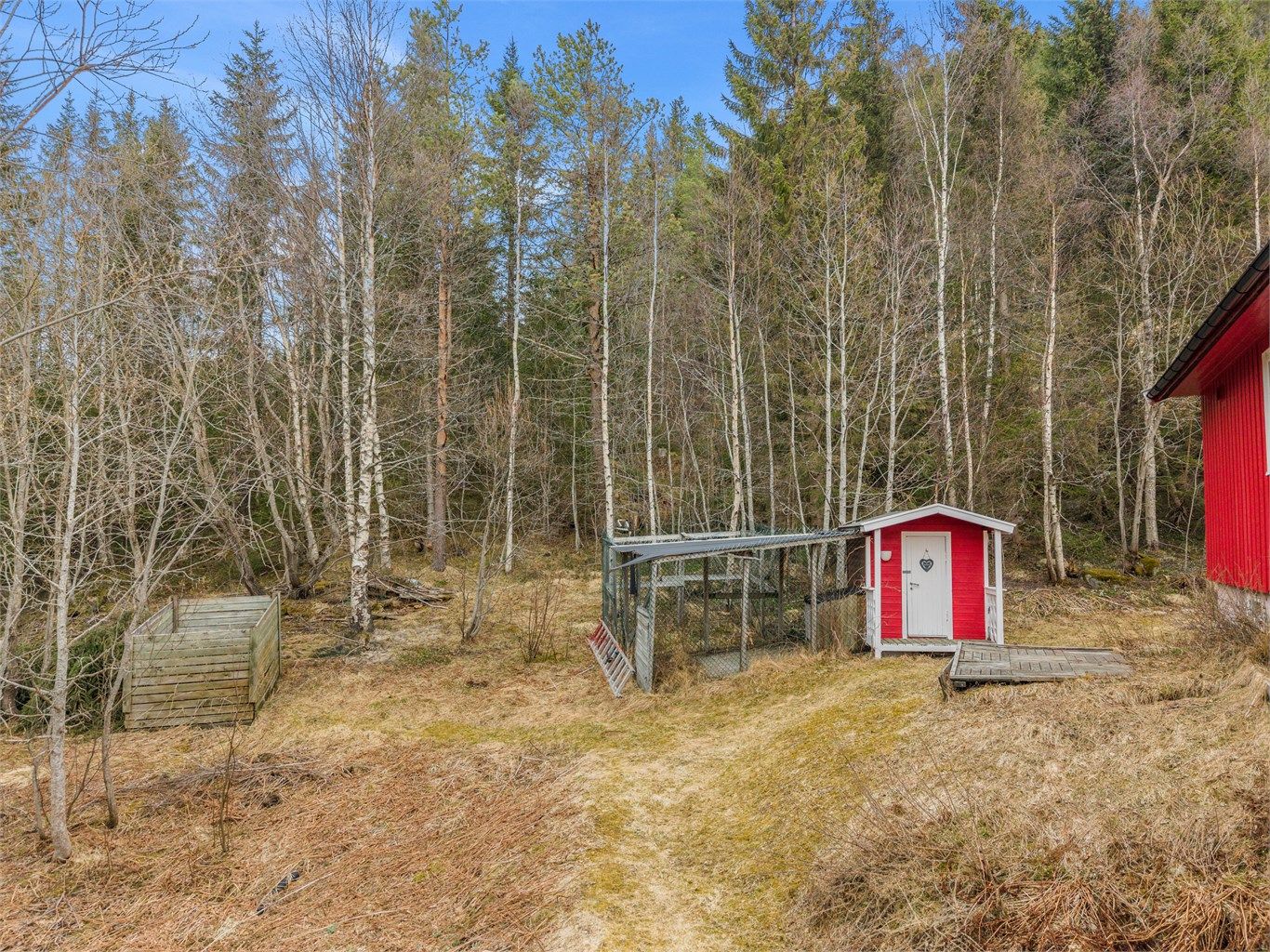 På tomten finnes også praktiske tilleggsarealer som egner seg godt til oppbevaring og en enkel hverdag i landlige omgivelser. 