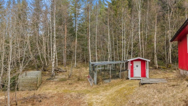 På tomten finnes også praktiske tilleggsarealer som egner seg godt til oppbevaring og en enkel hverdag i landlige omgivelser.