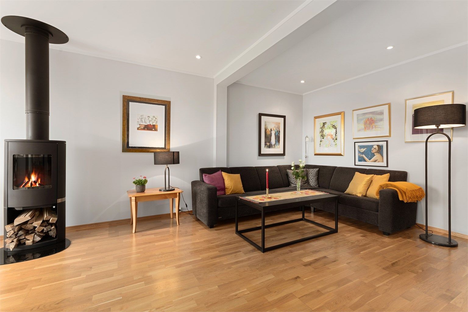 God plass til sofagruppe i stuen  - Downlights i taket 