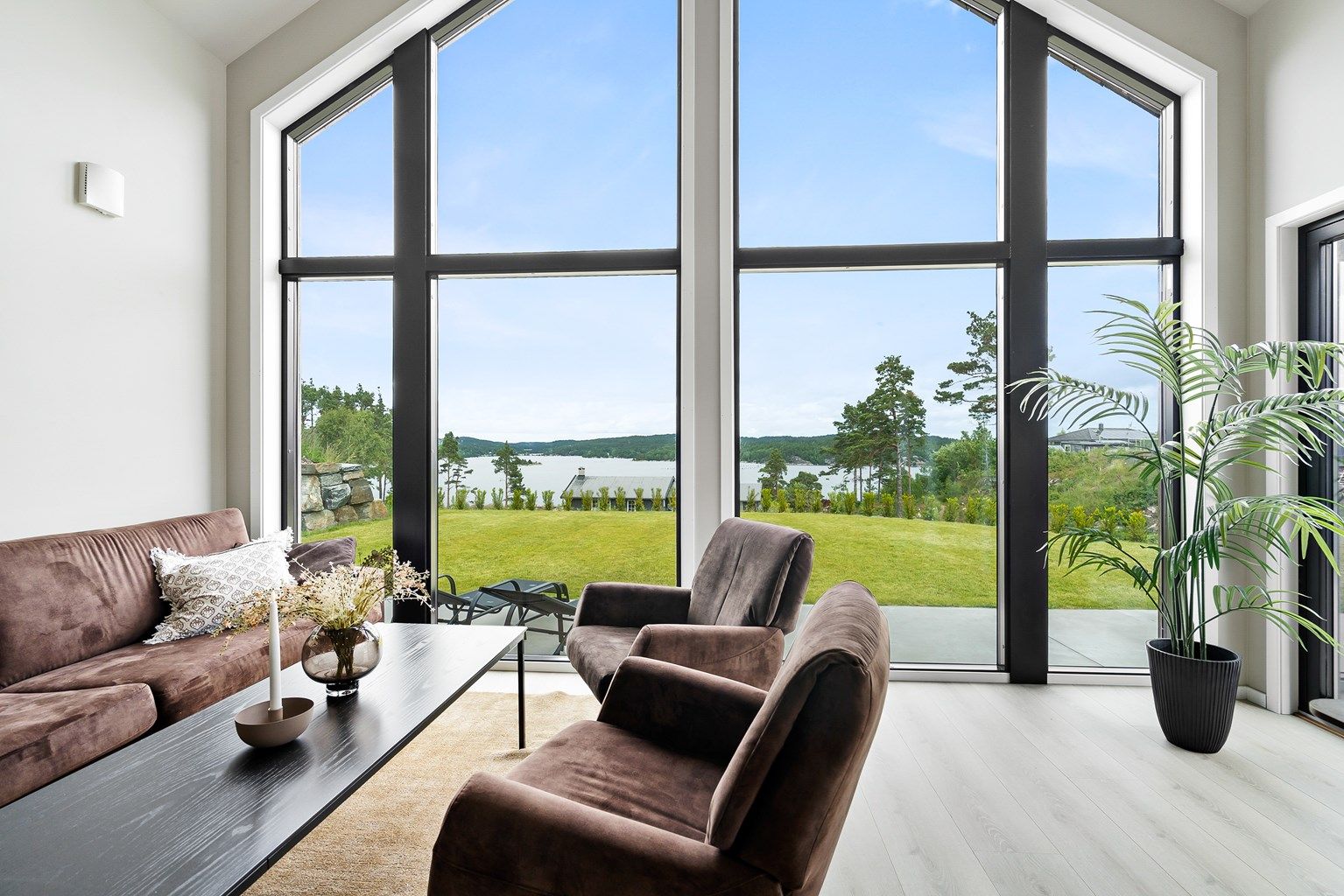 Fra stuen er det flott utsikt mot Kaldvellfjorden.