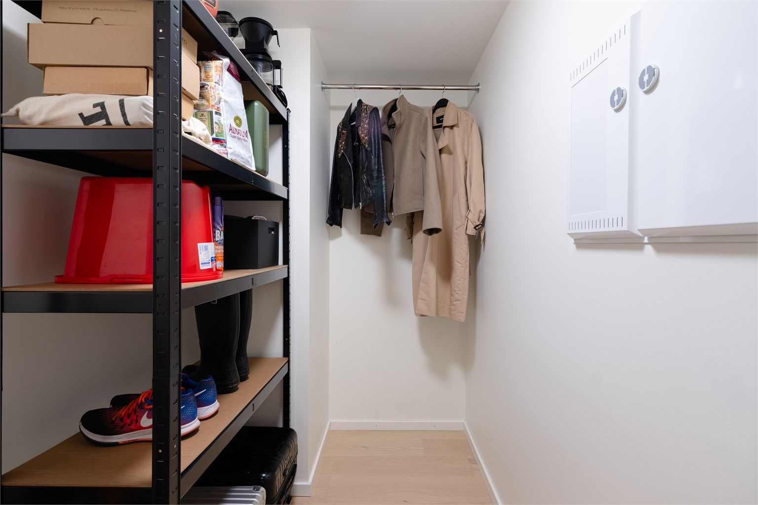 Innvendige bod som ligger i tilknytning til entréen bidrar til godt med oppbevaringsplass. Av ekstern lagring medfølger det en bod i kjeller på 5 kvm.