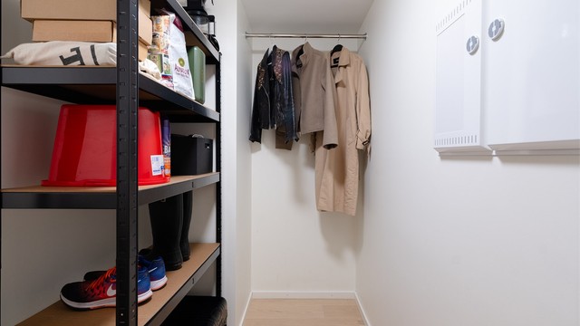 Innvendige bod som ligger i tilknytning til entréen bidrar til godt med oppbevaringsplass. Av ekstern lagring medfølger det en bod i kjeller på 5 kvm.