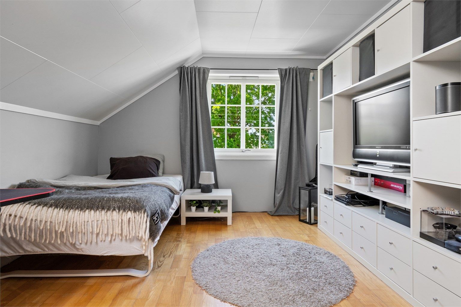 Soverom 3 er av god størrelse og har mulighet for dobbeltseng og tilhørende møblement. 