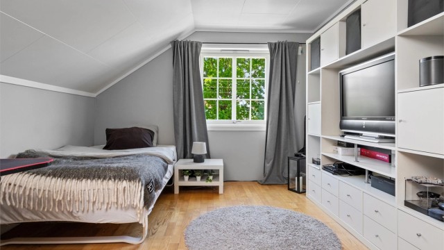 Soverom 3 er av god størrelse og har mulighet for dobbeltseng og tilhørende møblement.