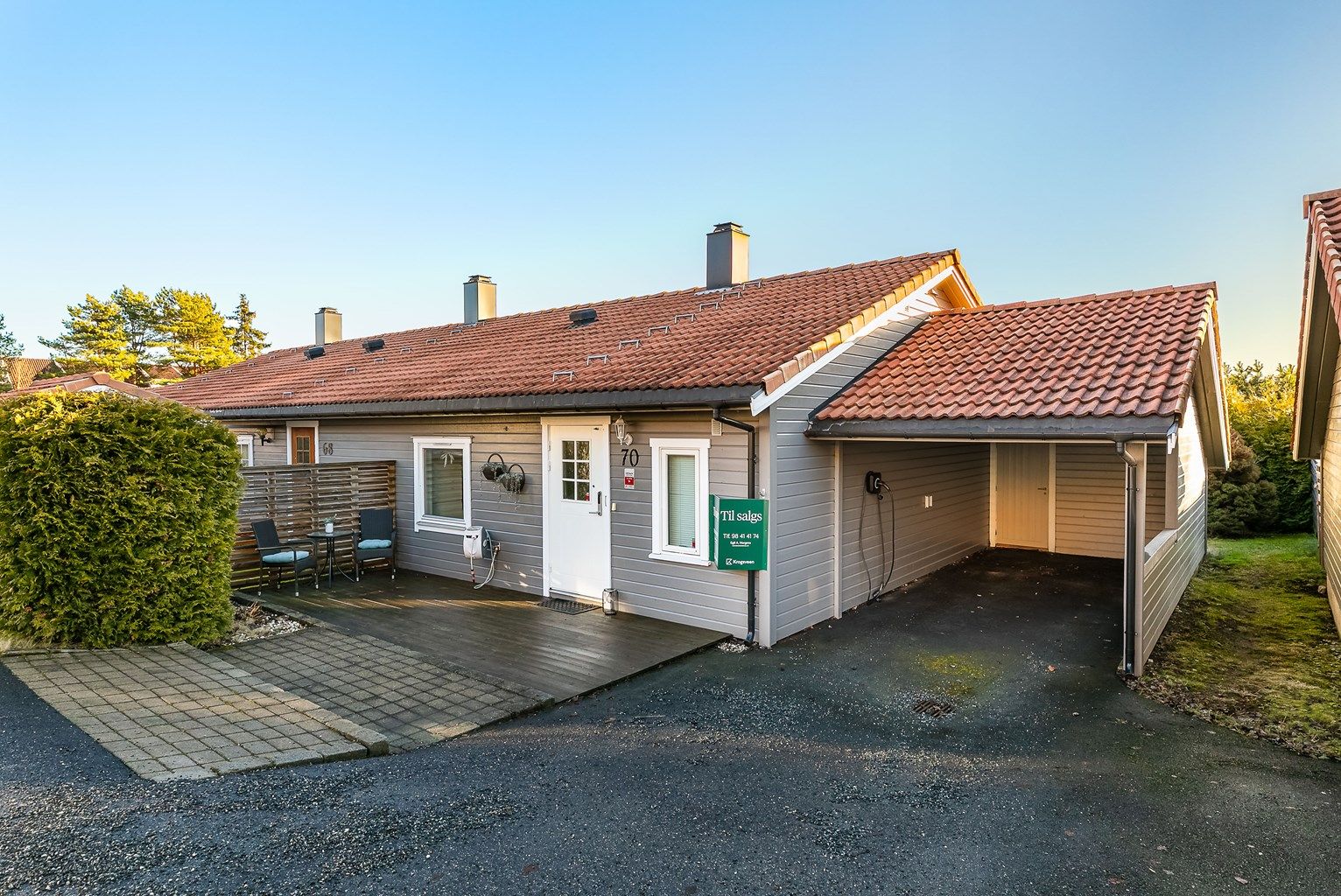 Bamseveien 70 presenteres av Krogsveen.
Egen carport tilknyttet boligen er svært praktisk. Billader er montert. Bod innerst i carporten er ypperlig for lagring av dekk, hageredskaper m.m.