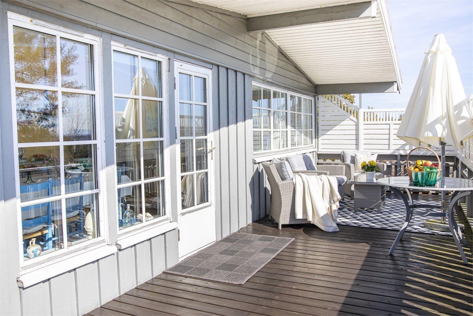 Solforholdene er upåklagelige; terrassen er henvendt mot syd og solfylt dagen gjennom.