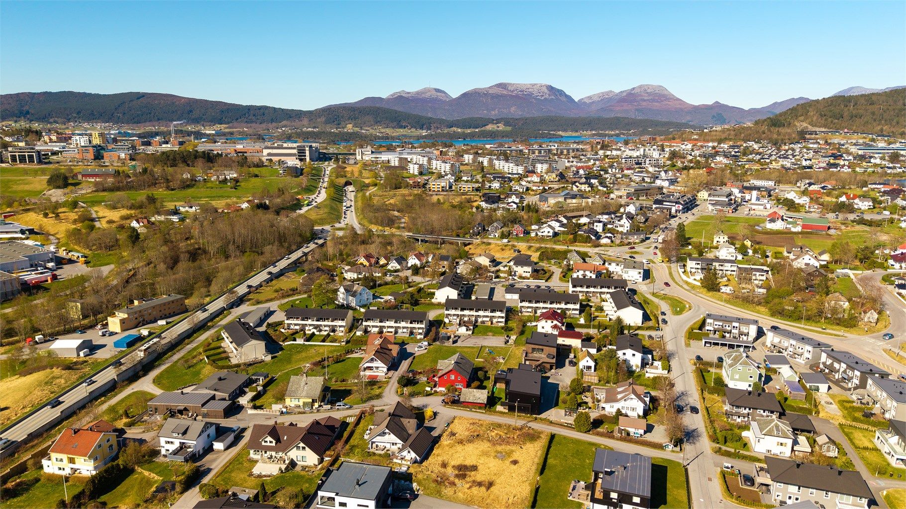 Dronebilde tatt fra syd - mot Spjelkavika og Moa