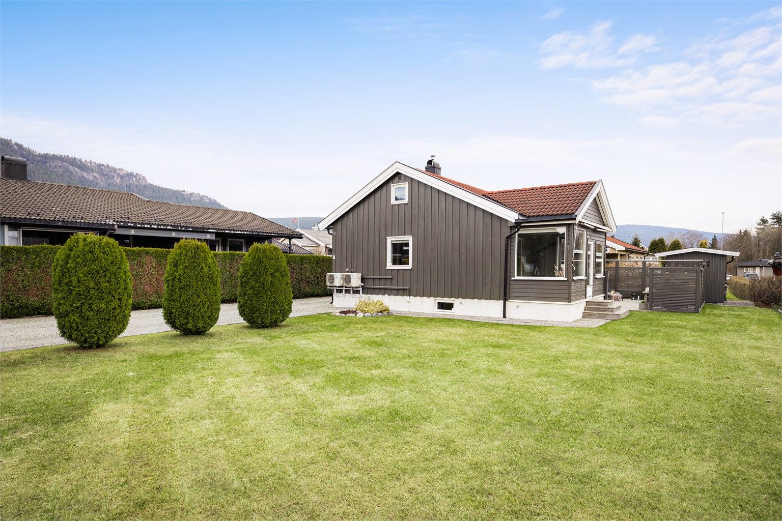 Hagen er tilnærmet flat med gode muligheter for lek, ballspill og andre familieaktiviteter