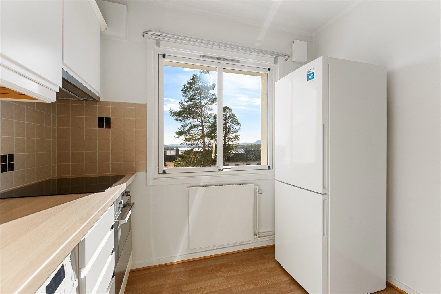 Også fra kjøkkenvinduet kan du nyte den fine utsikten over nærområdet.