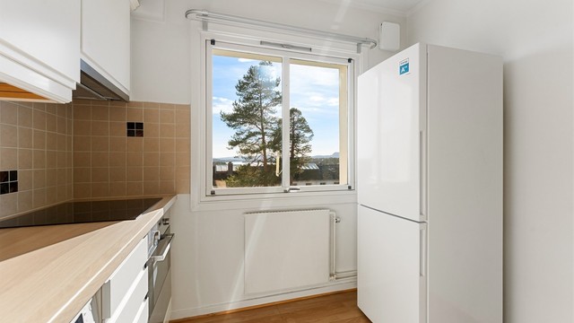 Også fra kjøkkenvinduet kan du nyte den fine utsikten over nærområdet.