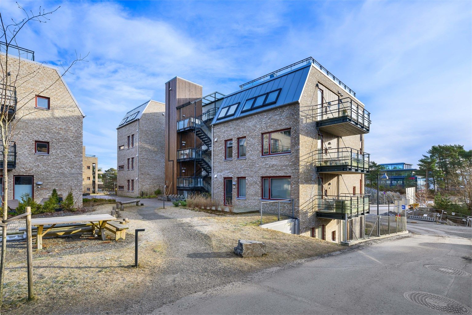 Trappene på midte av bygget viser tilkomsten til leiligheten