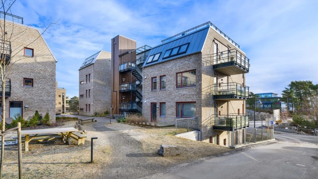 Trappene på midte av bygget viser tilkomsten til leiligheten