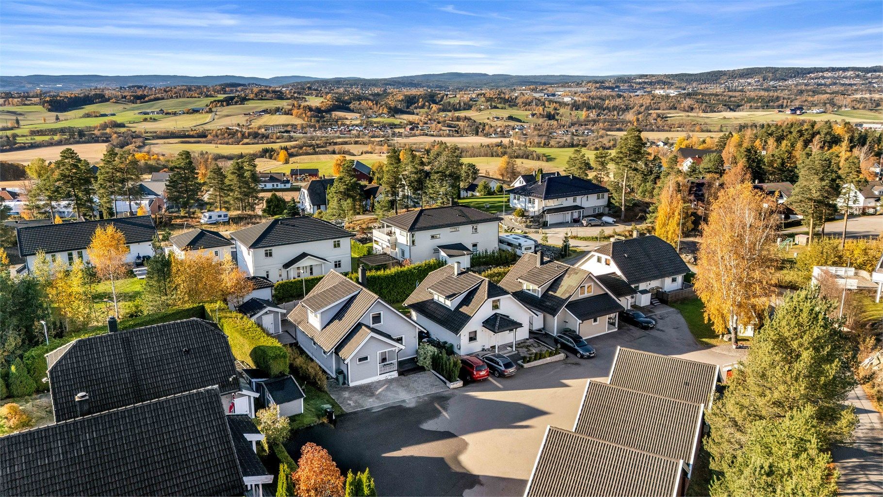 Eiendommen har en attraktiv beliggenhet på Asaktoppen i Leirsund, ca. 8 km fra Lillestrøm sentrum
