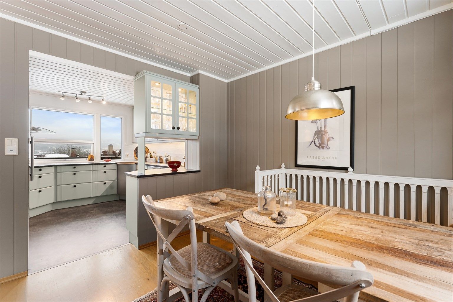 Spisestuen er praktisk plassert ved kjøkkenet