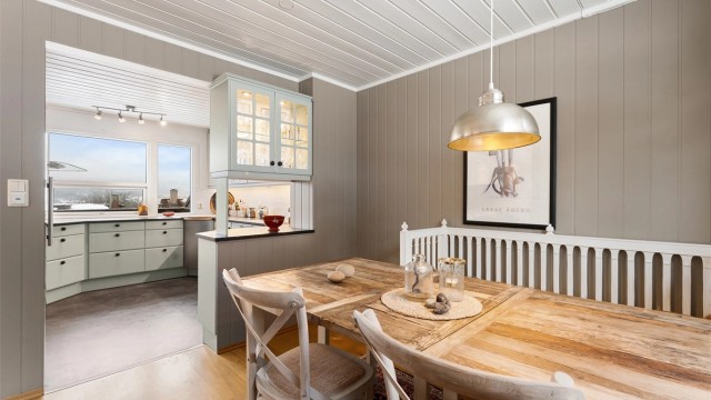 Spisestuen er praktisk plassert ved kjøkkenet