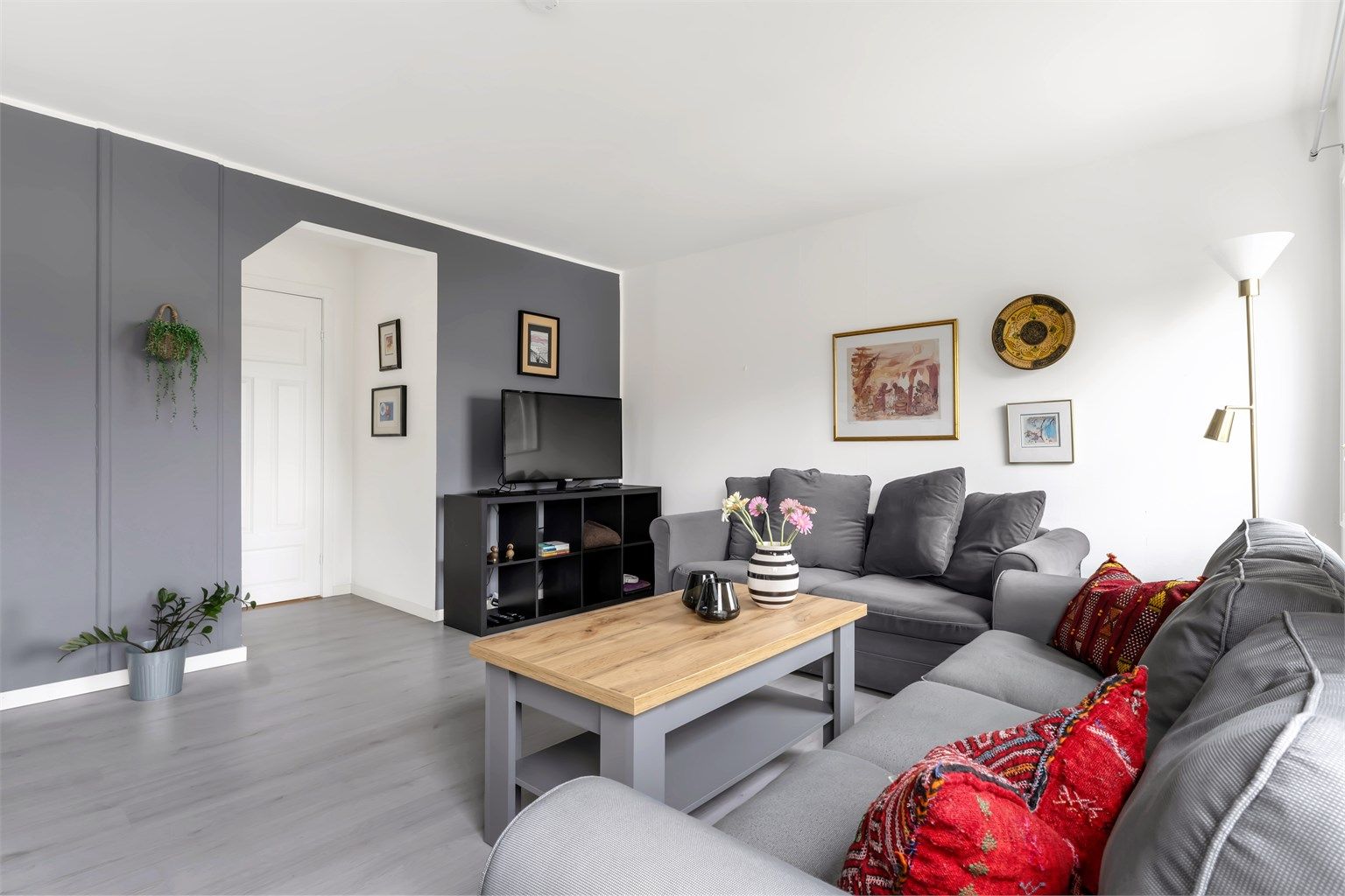 Det er laminat på gulv og malte vegg- og himlingsflater.