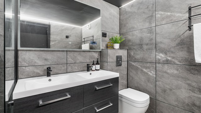 Badet ble renovert i 2020 og er like gjennomtenkt som resten av leiligheten. Dobbel servant gjør det enkelt for to personer å benytte badet samtidig.