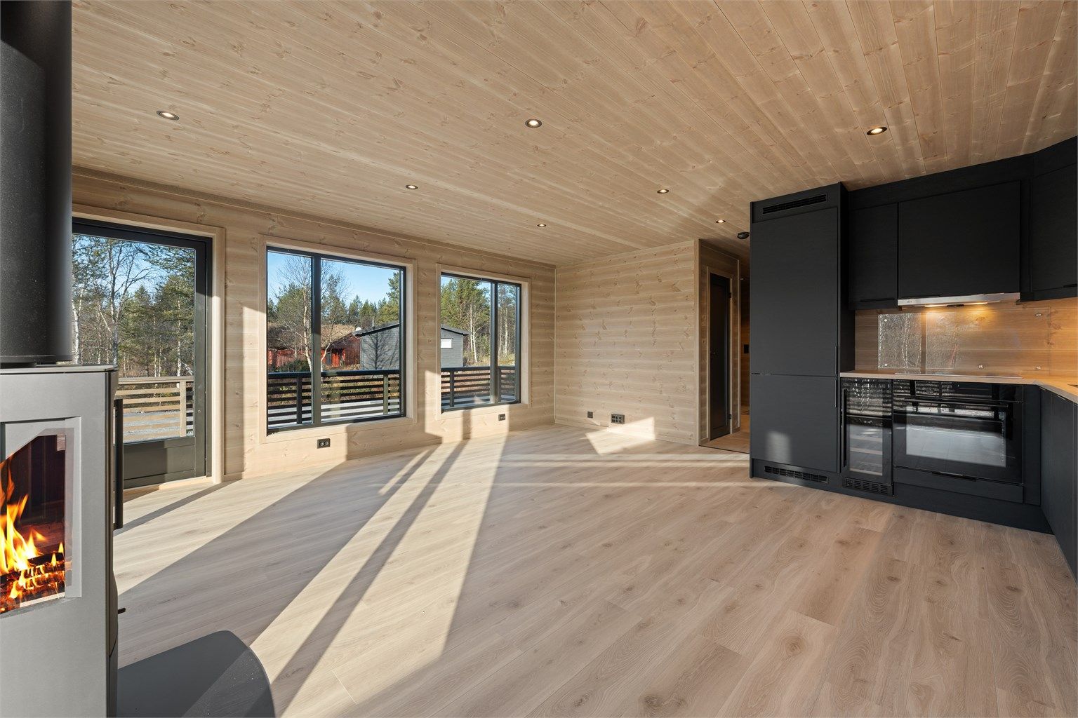 Åpen stue/kjøkken løsning. (Bilde fra tilsvarende hytte).