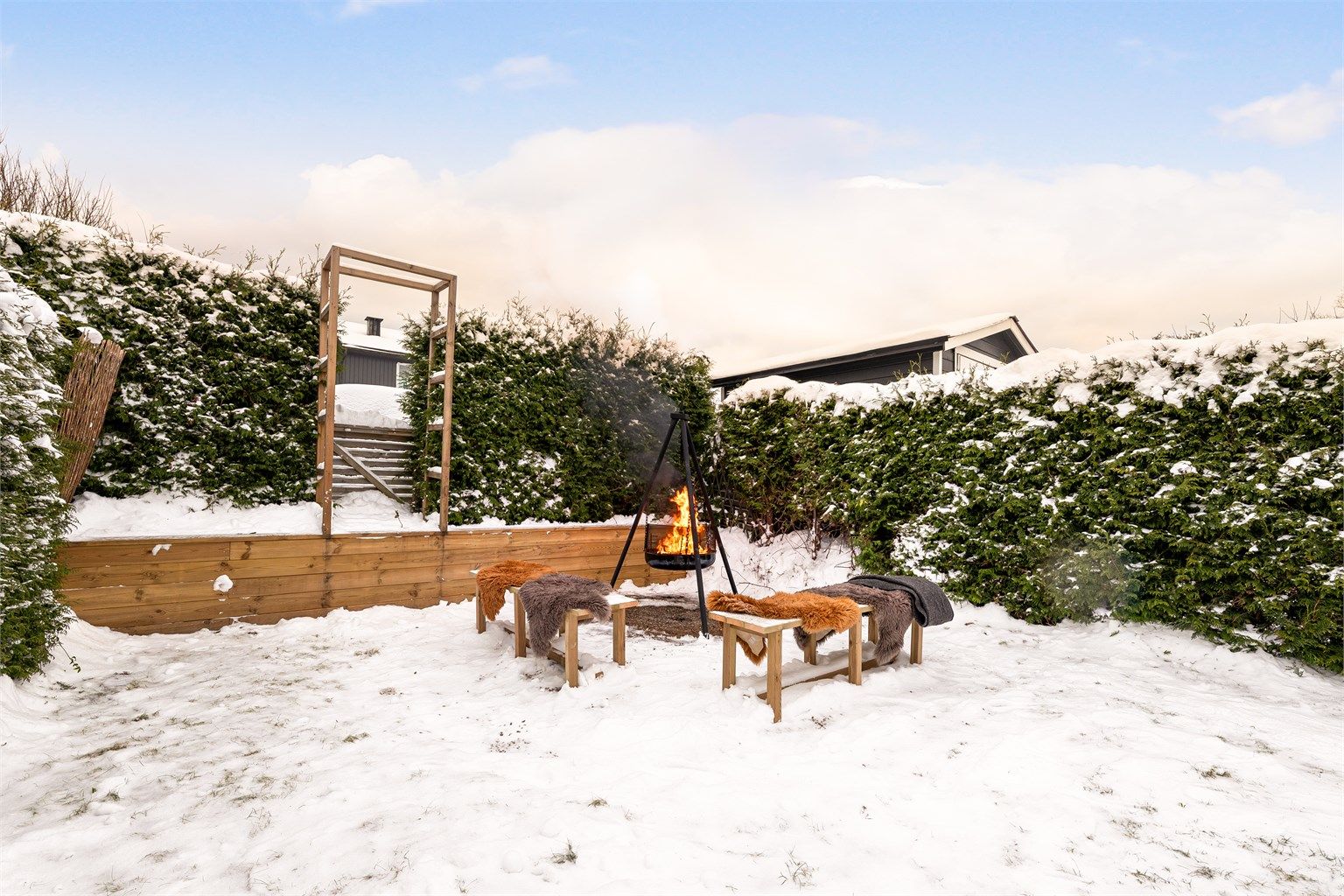 Tettvoksende hekk rundt hagen skjermer mot både vind og innsyn fra omgivelsene.