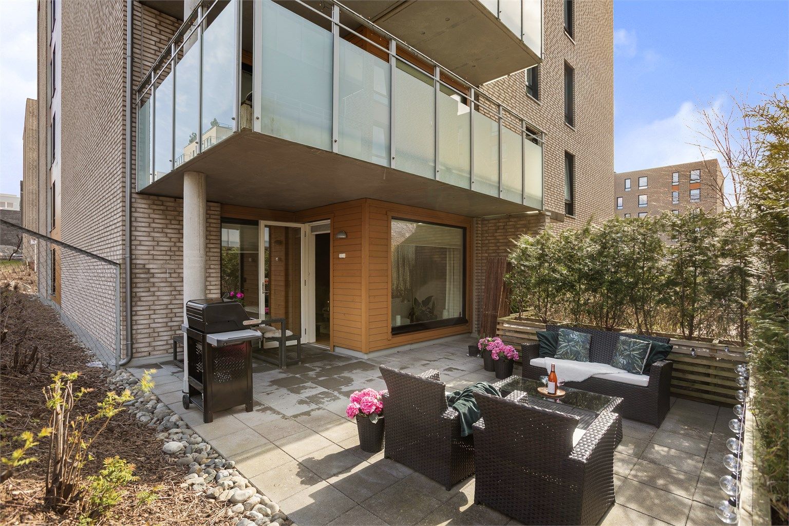 Din egen lille oase, pent kantet med elvestein - Foto: Eiendomsfoto 