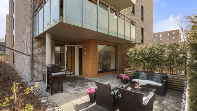 Din egen lille oase, pent kantet med elvestein - Foto: Eiendomsfoto