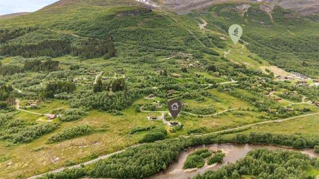 Herda, Ådalstinden, Auskjeret, Dyrdalstinden, Ørastolen og Rollsbottskorka for å nevne noen, er populære toppturer. Auskjeret er toppen, som ligger overfor alpintanlegget