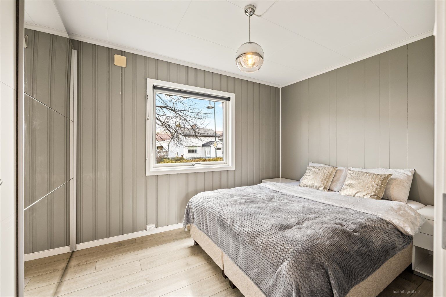Hovedsoverommet har god plass til dobbeltseng og garderobeløsning.