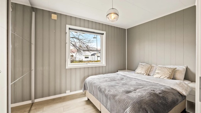 Hovedsoverommet har god plass til dobbeltseng og garderobeløsning.