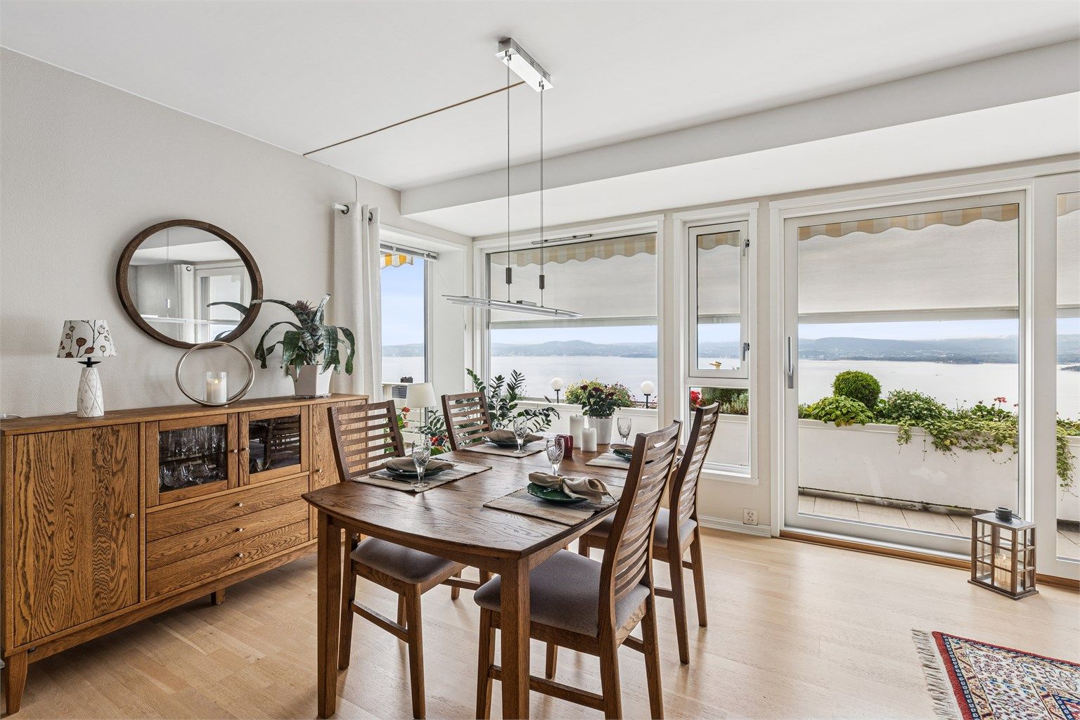 God plass til spisemøblement som innbyr til sosialt samvær med familie og venner. Her er det montert praktiske utvendige screens.