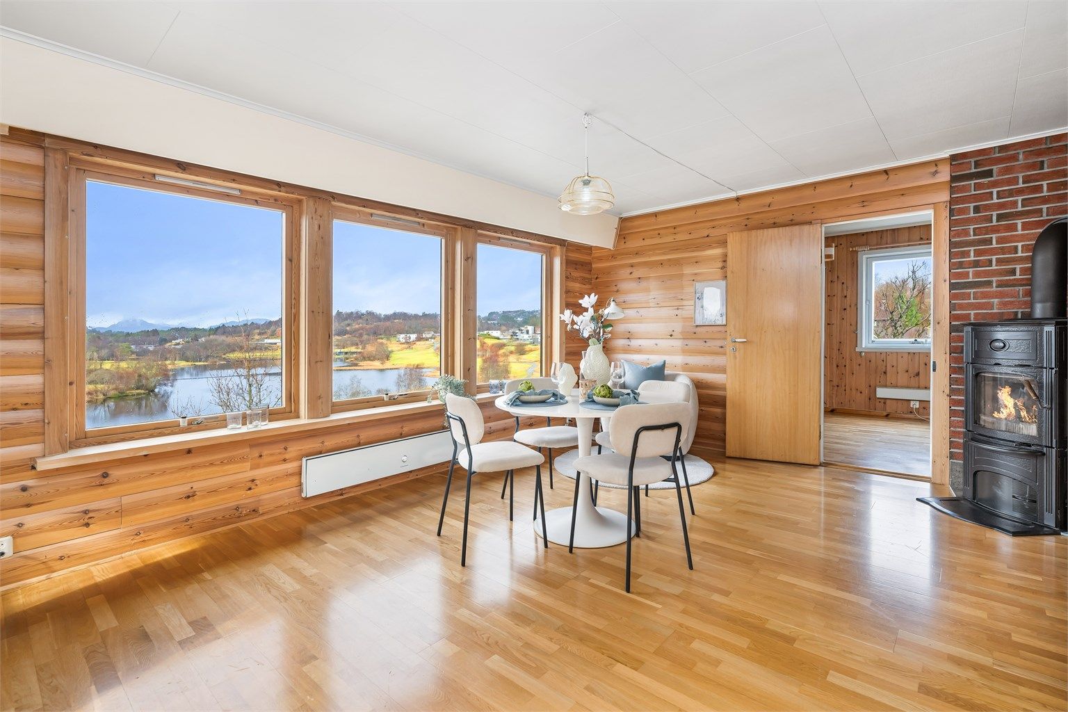 Store vindusflater med panoramautsikt over Skeivatnet og det fine landskapet rundt Fana Golfklubb