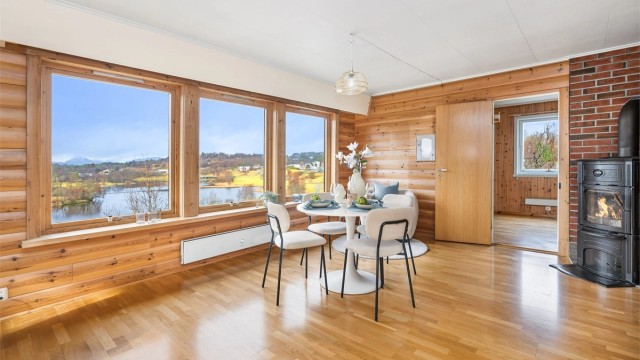 Store vindusflater med panoramautsikt over Skeivatnet og det fine landskapet rundt Fana Golfklubb