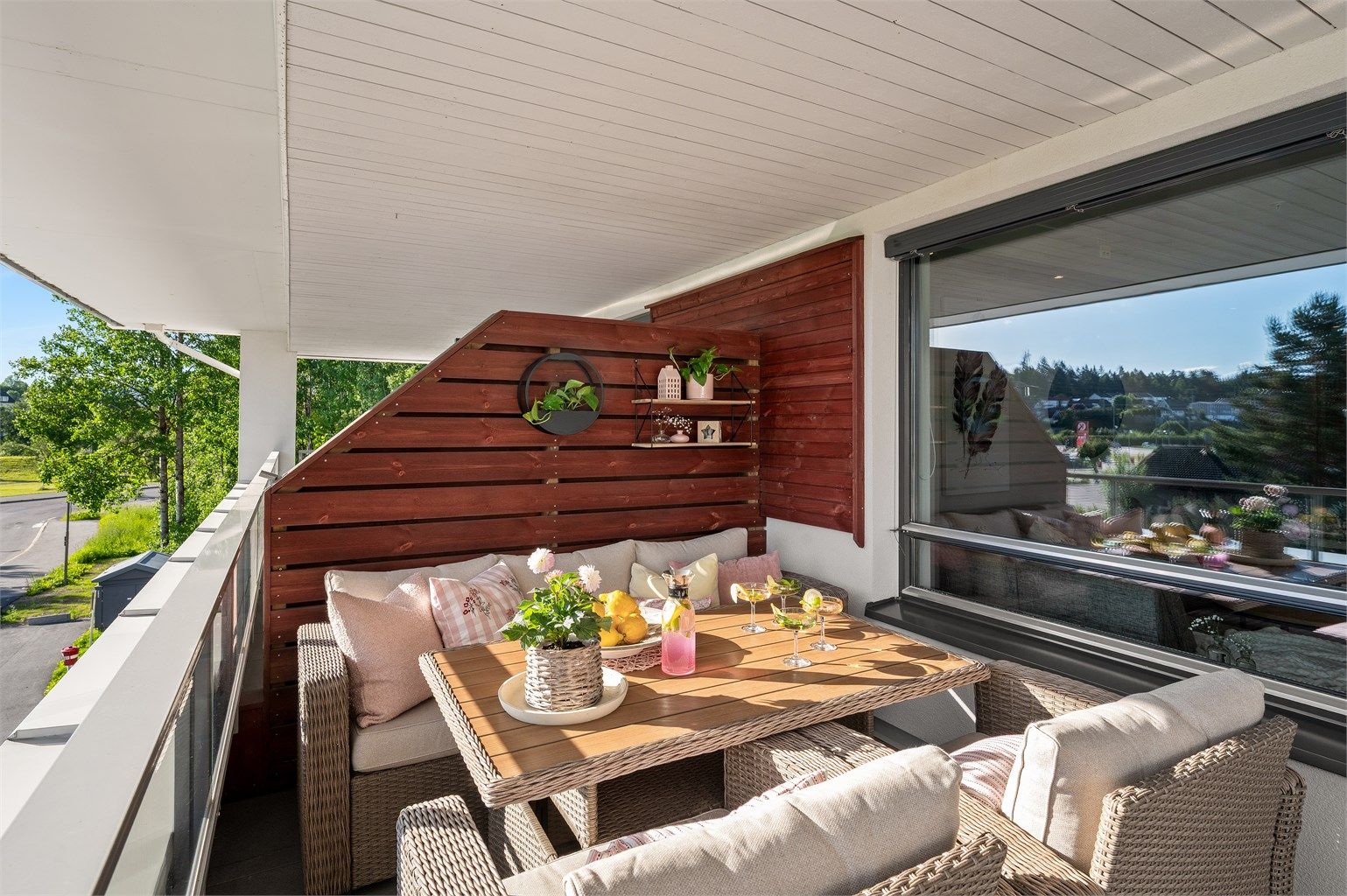 Her kan man nyte sene sommerkvelder. Sol på sommertid fra ca. 10:00-13:00 og kommer tilbake ca. 16:00-21:00 i følge selger. 