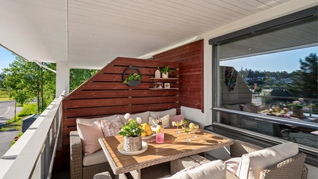 Her kan man nyte sene sommerkvelder. Sol på sommertid fra ca. 10:00-13:00 og kommer tilbake ca. 16:00-21:00 i følge selger.