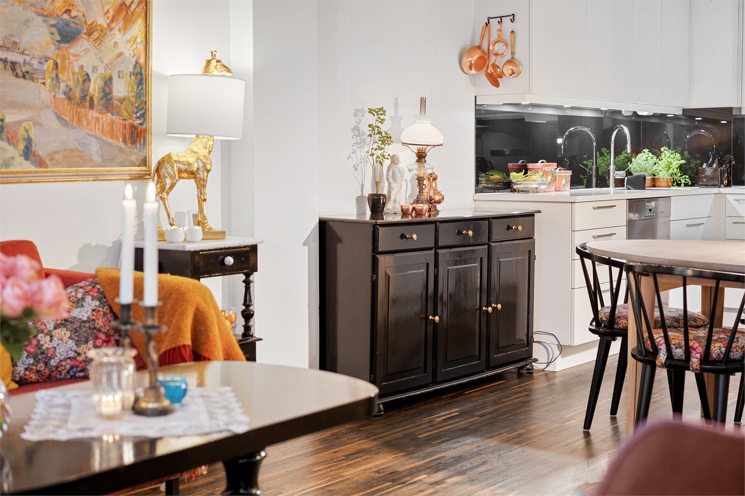 Stuen er møbleringsvennlig med plass til øvrige møblement. 