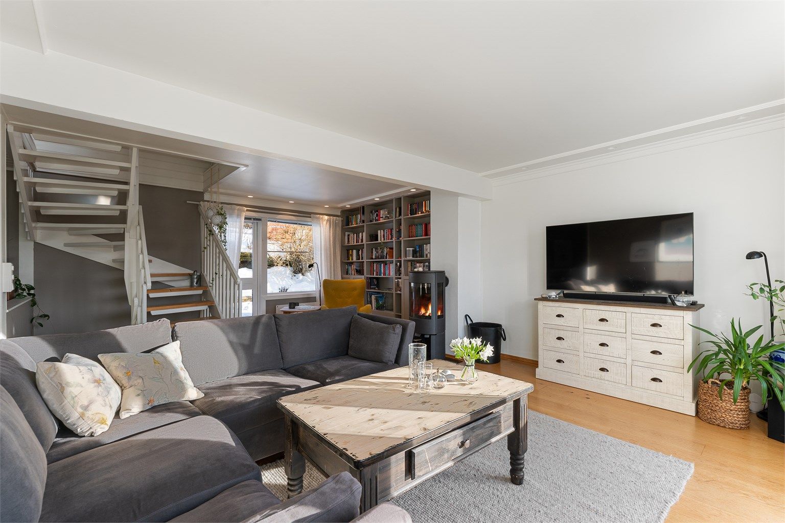 I stuen har du en koselig peis som gir både varme og hygge