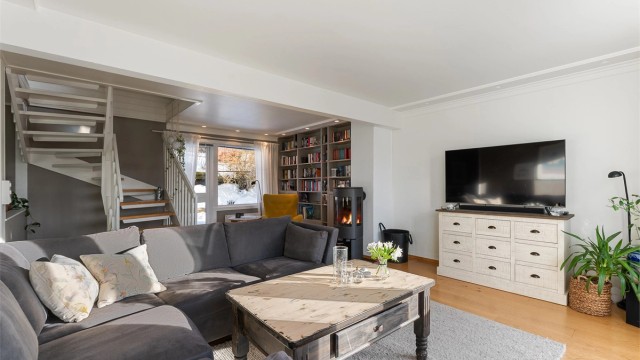 I stuen har du en koselig peis som gir både varme og hygge