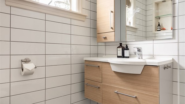 Badet er fra 2005 med gulvvarme