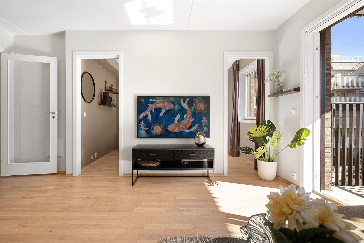 Leiligheten har store vindusflater både på stuen/kjøkken og soverom. Dette gir et lystig særpreg til leiligheten.