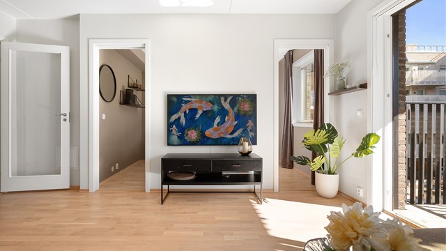 Leiligheten har store vindusflater både på stuen/kjøkken og soverom. Dette gir et lystig særpreg til leiligheten.