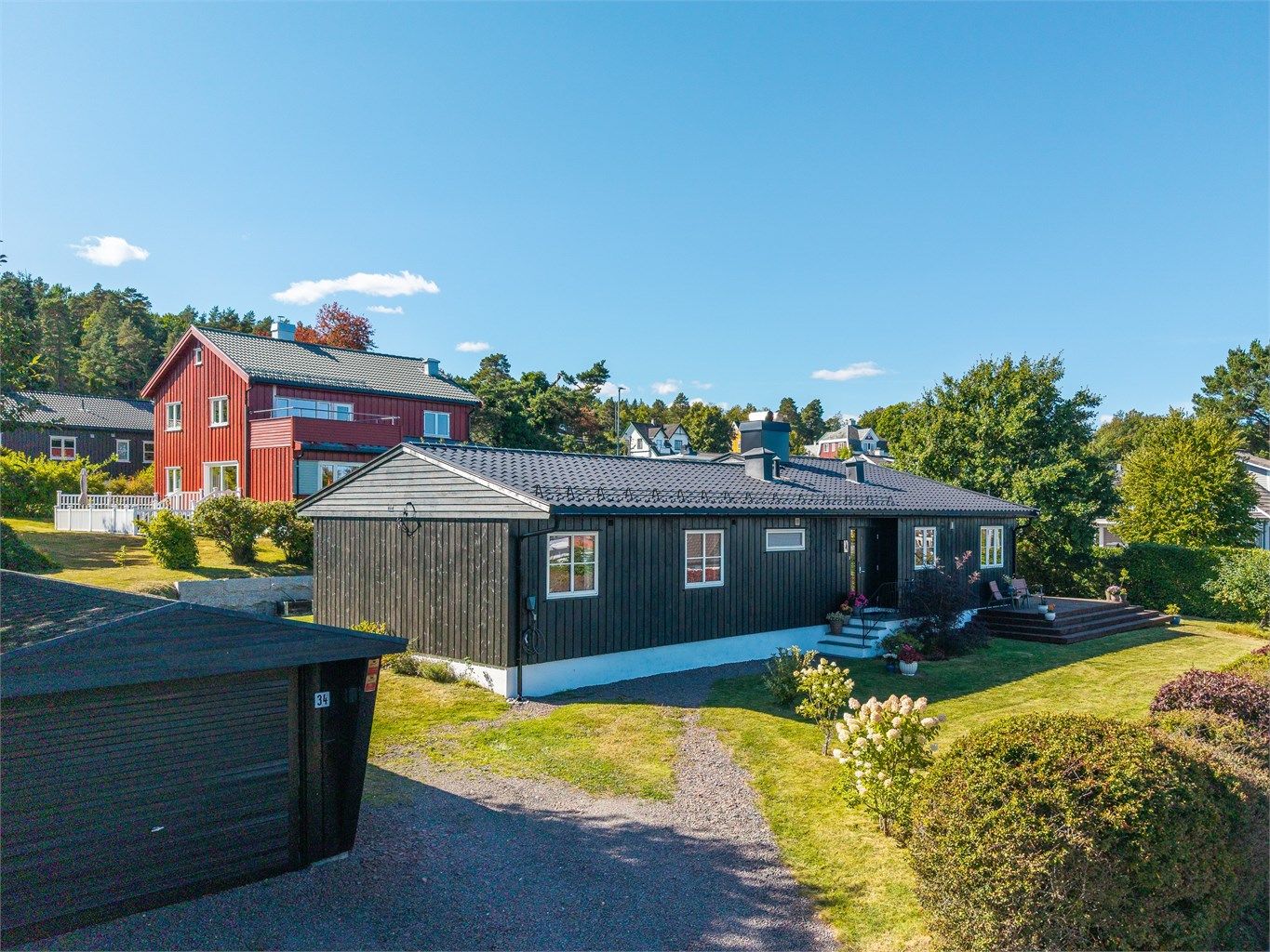 Frittstående garasje på ca 19 m²  og gruset biloppstillingsplass.
