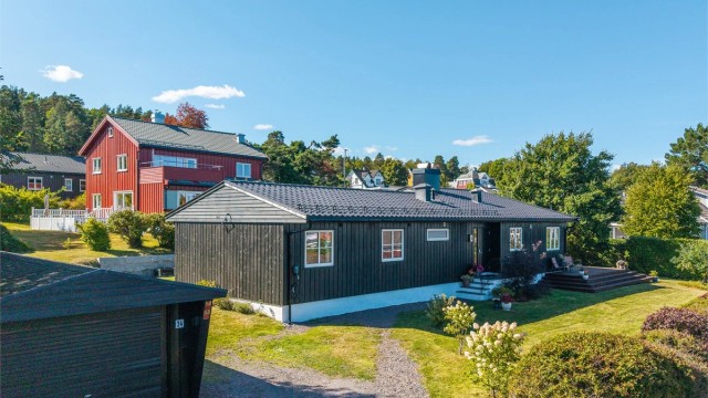 Frittstående garasje på ca 19 m² og gruset biloppstillingsplass.