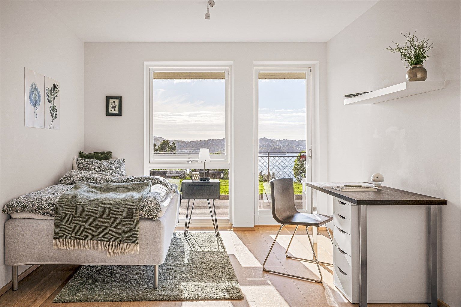 Det andre soverommet i første etasje har utgang til terrassen og eget garderoberom. Dette soverommet er på 13,9 m² + garderoberom på 4,8 m².