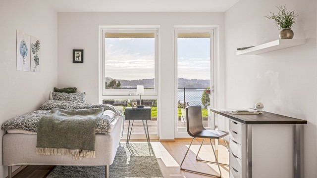 Det andre soverommet i første etasje har utgang til terrassen og eget garderoberom. Dette soverommet er på 13,9 m² + garderoberom på 4,8 m².