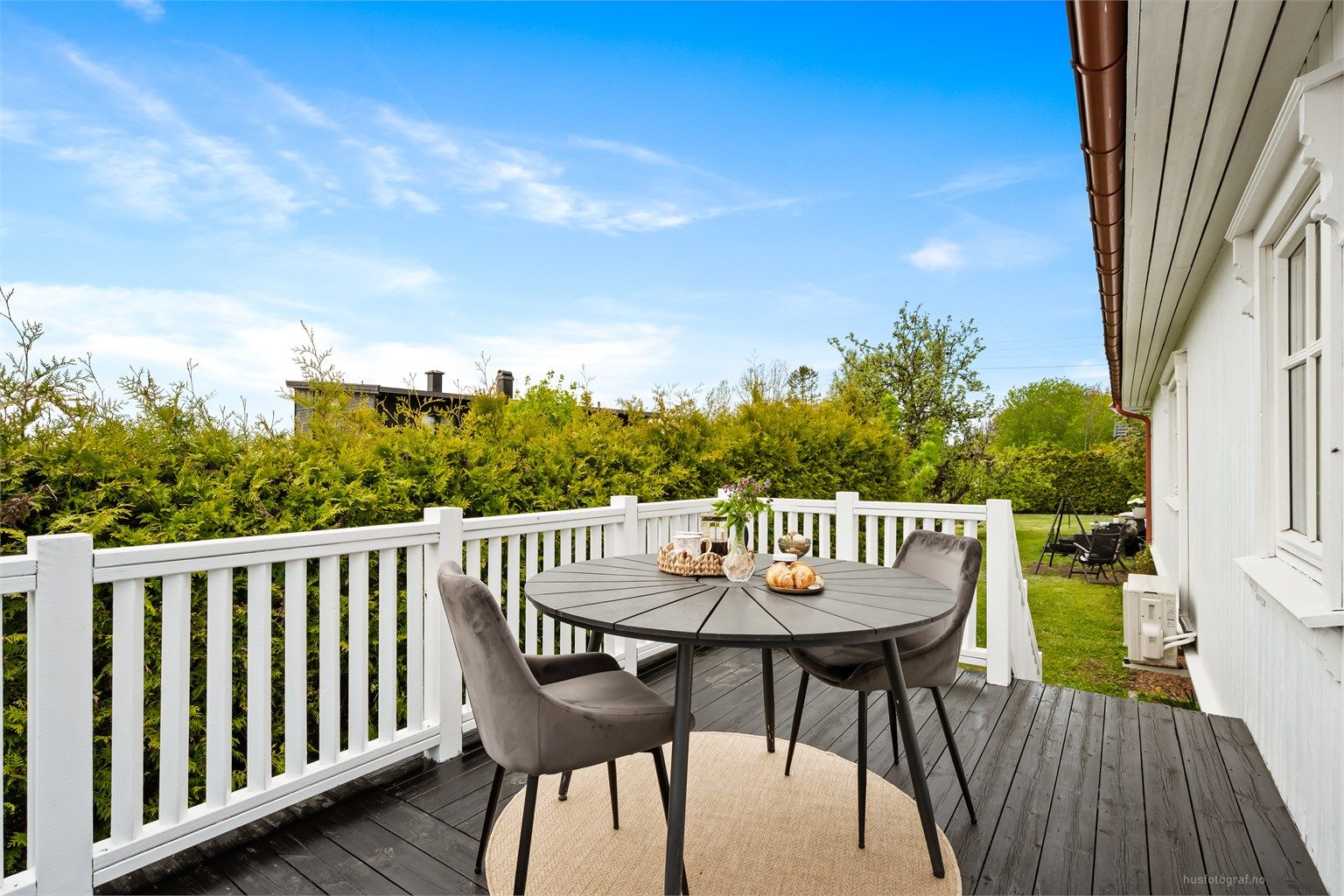 Fra kjøkkenet er det utgang til en veranda på 15 m², perfekt for morgenkaffen.