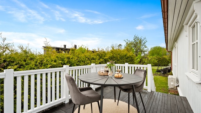 Fra kjøkkenet er det utgang til en veranda på 15 m², perfekt for morgenkaffen.