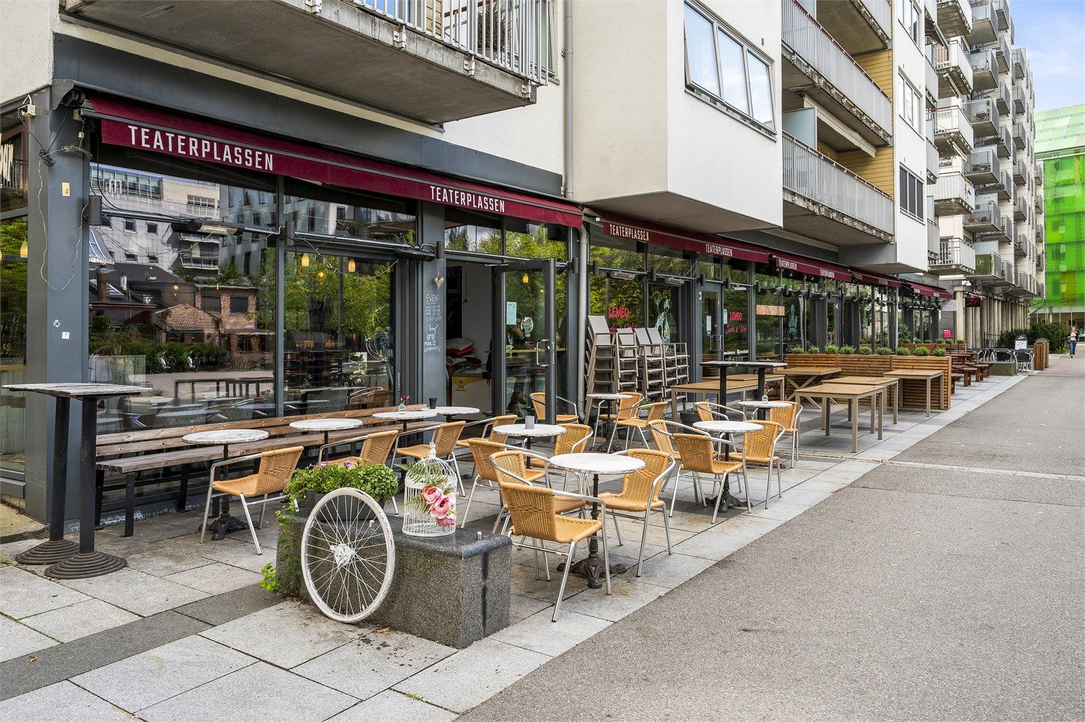 Området er kjent for sitt rike og varierte restaurant- og kafétilbud.