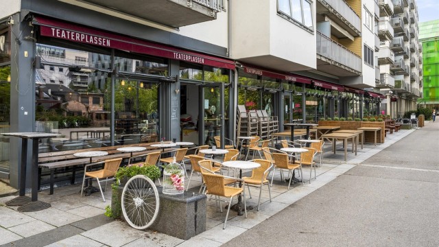 Området er kjent for sitt rike og varierte restaurant- og kafétilbud.