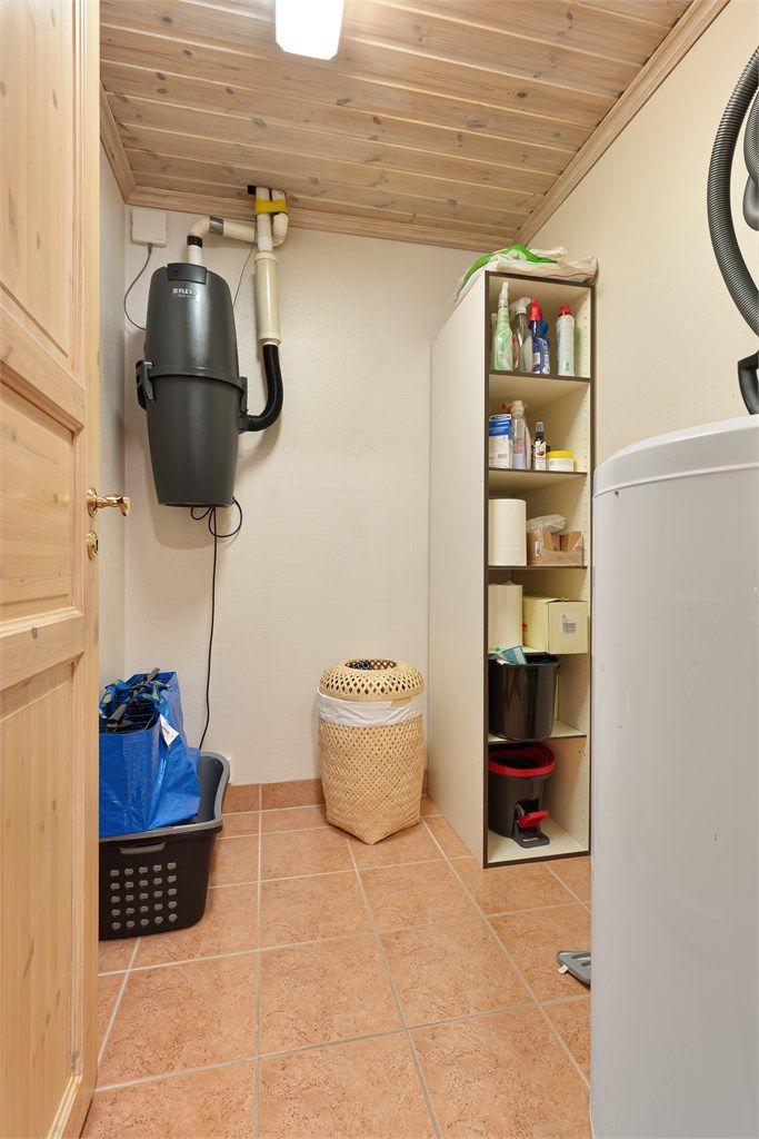 I tilknytning til vaskerommet er det en bod med sentralstøvsugerenhet.